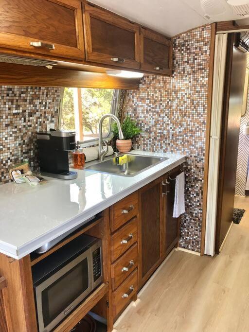 The Steel Magnolia Airstream - Cabins At Rim Rock Austin Exterior photo